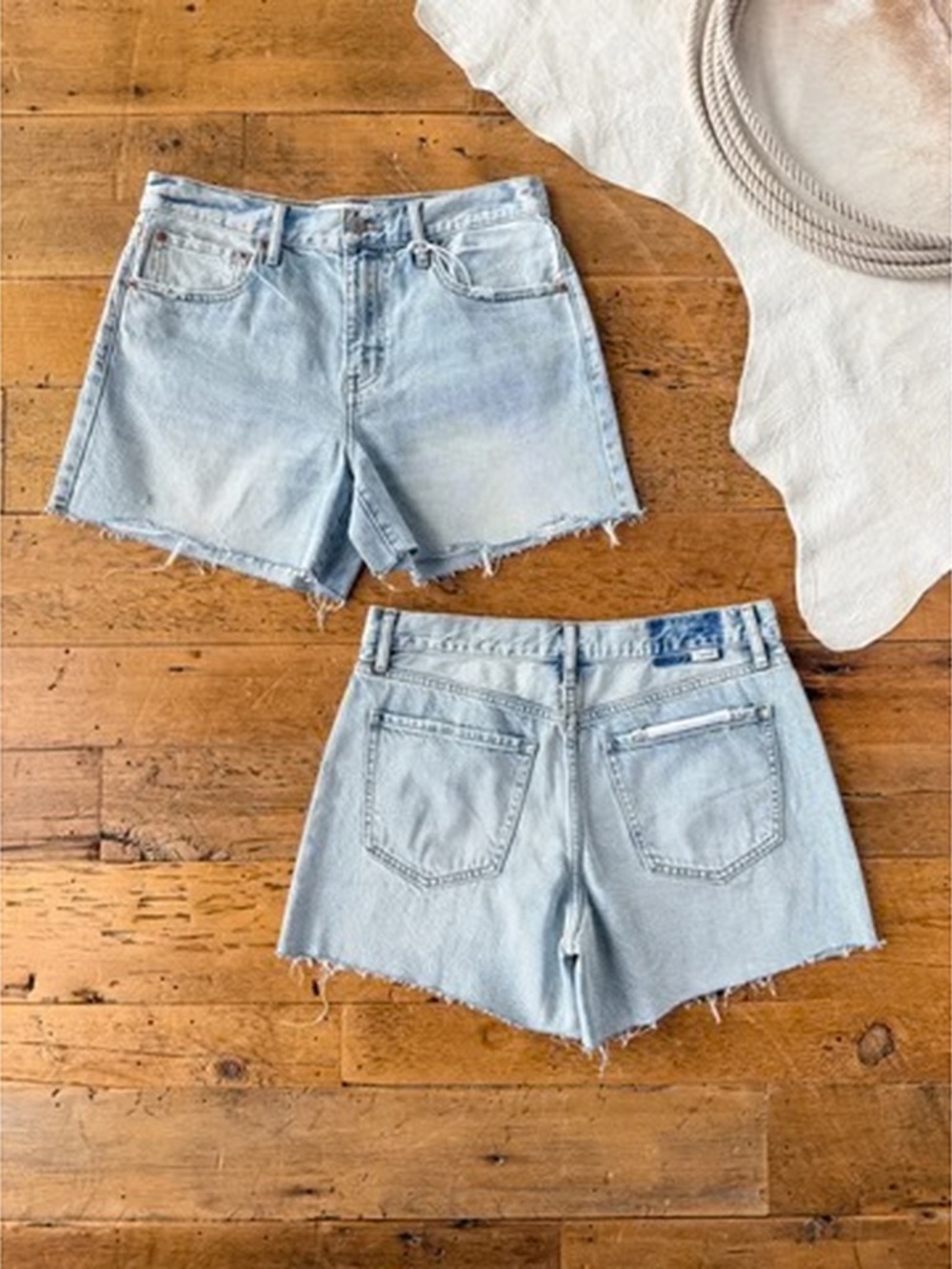 Women's 30 DAZE Light Wash Distressed Denim Shorts - EXCELLENT!